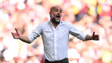 Pep Guardiola, técnico del Manchester City, protesta durante la final de la Community Shield.