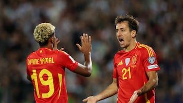 Lamine y Oyarzabal celebran el 0-1 de España ante Bulgaria en Sofía.
