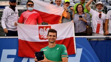 Hubert Hurkacz posa con el trofeo de Delray Open tras derrotar a Sebastian Korda en la final del Delray Beach Open by Vitacost.com en el Delray Beach Tennis Center de Delray Beach, Florida.