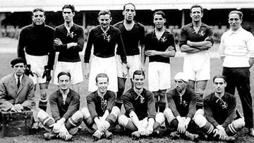 Selección española de la temporada 1920-21. De izquierda a derecha y de arriba a abajo: Zamora, Eguiazábal, Vallana, Belauste, Samitier, Arrate, Lemmel (masajista); Silverio (paisano), Moncho Gil, Sesúmaga, Patricio, Pichichi y Acedo.