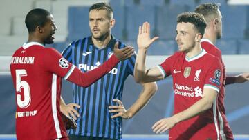 Jota, felicitado por Wijnaldum tras un gol al Atalanta.