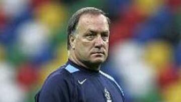 <b>TENSIÓN.</B> El seleccionador holandés ha vivido momentos de mucha tensión en esta Eurocopa.