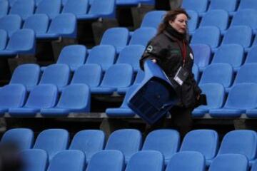 Vigilantes revisan las gradas del estadio Vicente Calderón, en Madrid, antes del partido de la decimoquinta jornada de Liga de Primera División entre el Atlético de Madrid y el Villarreal, con medidas de seguridad para controlar el acceso de pancartas y lemas del Frente Atlético.