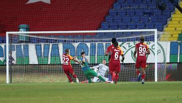 Andone, lesi¨®n del cruzado; Muslera ser¨¢ operado ma?ana