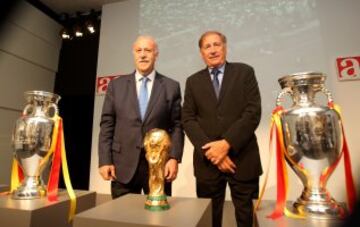 Vicente del Bosque y Toni Grande posan en la redacción del Diario AS con los últimos trofeos conquistados por la Selección. La Copa del Mundo en 2010 y la Eurocopa de 2012, con ellos en el banquillo.