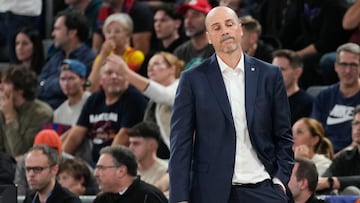 El entrenador del Barça Joan Peñarroya durante el partido de la séptima jornada de la fase regular de la EuroLiga de baloncesto que Barça y Armani Milán disputan este martes en el Palau Blaugrana, en Barcelona.