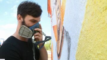 Artista pinta las calles de Rusia con caras de jugadores