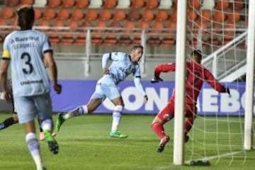 Futbol, Deportes Iquique vs Gremio,
Copa Libertadores 2017.
El jugador de Gremio Lucas Barrios, marca su gol contra Deportes Iquique, durante el partido de Copa Libertadores disputado en el estadio Zorros del desierto Calama, Chile.
03/05/2017 
Pedro Tapia/Photosport******

Football, Deportes Iquique vs Gremio,
Copa Libertadores Championship 2017.
Gremio's player Lucas Barrios, scores his goal against Deportes Iquique, during the match of the  Copa Libertadores Championship at Zorros del desierto stadium Calama, Chile.
03/05/2017 
Pedro Tapia/Photosport