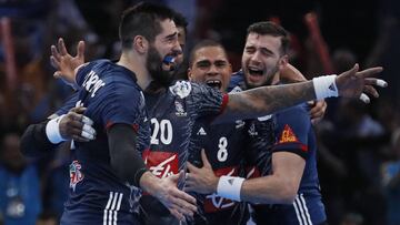 (From L) France's centre back Nikola Karabatic, France's centre back Daniel Narcisse and France's right back Nedim Remili celebrate after winning the 25th IHF Men's World Championship 2017 final handball match between France and Norway on January 29, 2017 at the AccorHotels Arena in Paris. / AFP PHOTO / Thomas SAMSON