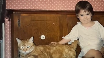 Una mujer encuentra álbumes de fotos de sus padres en los 80 y se sorprende con el hallazgo: “Buscaba fotos de mis abuelos”