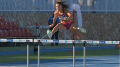 NERJA (MÁLAGA), 24/06/2022.- La atleta Sara Gallego durante su participación en los 400 metros vallas, en la que quedó primera, de la 102 edición del Campeonato de España de Atletismo, hoy viernes en Nerja. EFE/Antonio Paz
