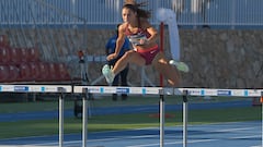 NERJA (MÁLAGA), 24/06/2022.- La atleta Sara Gallego durante su participación en los 400 metros vallas, en la que quedó primera, de la 102 edición del Campeonato de España de Atletismo, hoy viernes en Nerja. EFE/Antonio Paz
