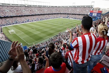 El Atleti despidió definitivamente su estadio en un partido ante un combinado de estrellas con una derrota y decenas de momentos y décadas sobre su césped.