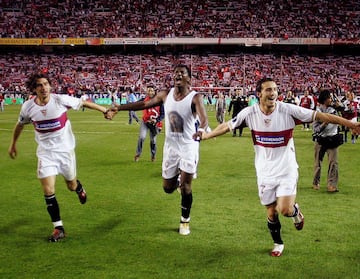 Scude, Makukula y Puerta celebran la clasificación para la final de la UEFA. Makukula lleva una camiseta de agradecimiento con una imagen del Cristo de la Sed, de una parroquia cercana al Sánchez Pizjuán. 