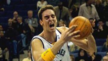 <B>DOBLE-DOBLE. </B>Con 15 puntos y 10 rebotes, el de Sant Boi sumó su segundo doble-doble consecutivo.