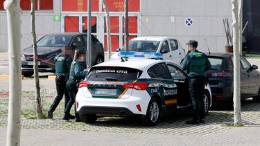 La Guardia Civil durante el registro de la sede de la Federación en Las Rozas.