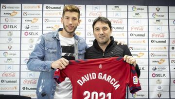 El central navarro David García renueva con Osasuna hasta 2021