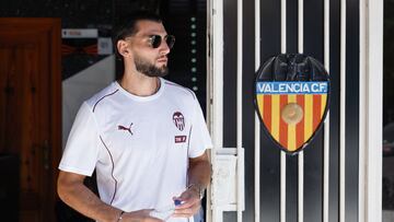 VALENCIA, 11/07/2024.- El delantero Rafa Mir durante su presentación como nuevo fichaje del Valencia, este jueves en el estadio de Mestalla. EFE/ Kai Försterling