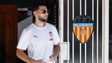 VALENCIA, 11/07/2024.- El delantero Rafa Mir durante su presentación como nuevo fichaje del Valencia, este jueves en el estadio de Mestalla. EFE/ Kai Försterling