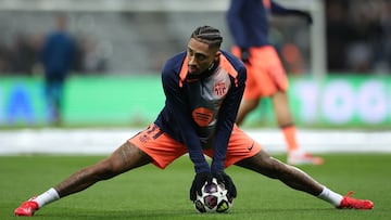 Raphinha, en el calentamiento del partido contra el Newcastle.