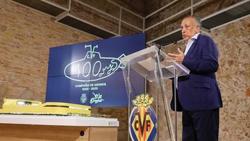 Fernando Roig, con el logo del centenario.