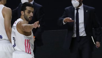 GRAF2523. MADRID, 20/11/2020.- El base argentino Facundo Campazzo, del Real Madrid, durante el partido de la fase regular de EuroLiga que Real Madrid y Fenerbahçe juegan hoy viernes en el Wizink Center, en Madrid. EFE/ZIPI