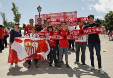 Mucha fiesta y alegría en las instalaciones de la Pradera de San Isidro donde se concentró la afición del Sevilla.