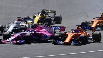 Sergio P&eacute;rez (Force India) frente a Fernando Alonso (McLaren), por delante de un Alfa Romeo, un Renault y el McLaren de Vandoorne. 