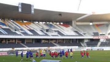 <b>SIN FORLÁN. </b>Un niño con la camiseta del uruguayo acudió al entrenamiento del Atleti en el Afonso Henriques y se quedó sin ver a su ídolo.