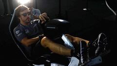 Fernando Alonso subido en un simulador de F1 en Bak&uacute;.
