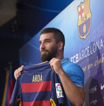 La presentación de Arda Turan en imágenes