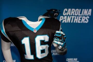 Carolina Panthers también exhibe el traje con el que quieren hacer historia y lograr el primer anillo para la franquicia.