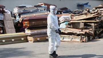 Un trabajador del crematorio municipal camina entre ataúdes, el 6 de mayo de 2020, en Nezahualcóyotl, estado de México (México).