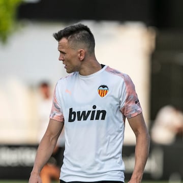 El hasta ahora jugador del Valencia, ex del Real Madrid, fue fotografiado por un ciudadano valenciano corriendo por la calle a mediados de marzo, cuando a¨²n no estaba permitido salir a hacer deporte. Esto se produjo poco despu¨¦s de que el Valencia C.F. anunciara que cinco de sus jugadores hab¨ªan dado positivo y por tanto, el equipo entero se encontraba en cuarentena.