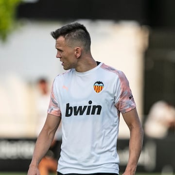 El hasta ahora jugador del Valencia, ex del Real Madrid, fue fotografiado por un ciudadano valenciano corriendo por la calle a mediados de marzo, cuando aún no estaba permitido salir a hacer deporte. Esto se produjo poco después de que el Valencia C.F. anunciara que cinco de sus jugadores habían dado positivo y por tanto, el equipo entero se encontraba en cuarentena.