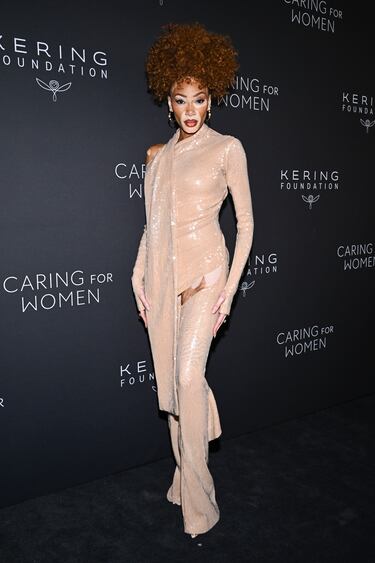 Winnie Harlow posa en la alfombra roja del evento Caring for Women.



