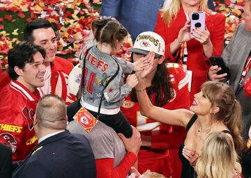 El apasionado beso de Taylor Swift y Travis Kelce celebrando la victoria en la Super Bowl