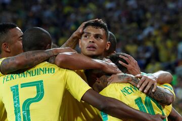 0-2. Thiago Silva celebró el segundo gol.