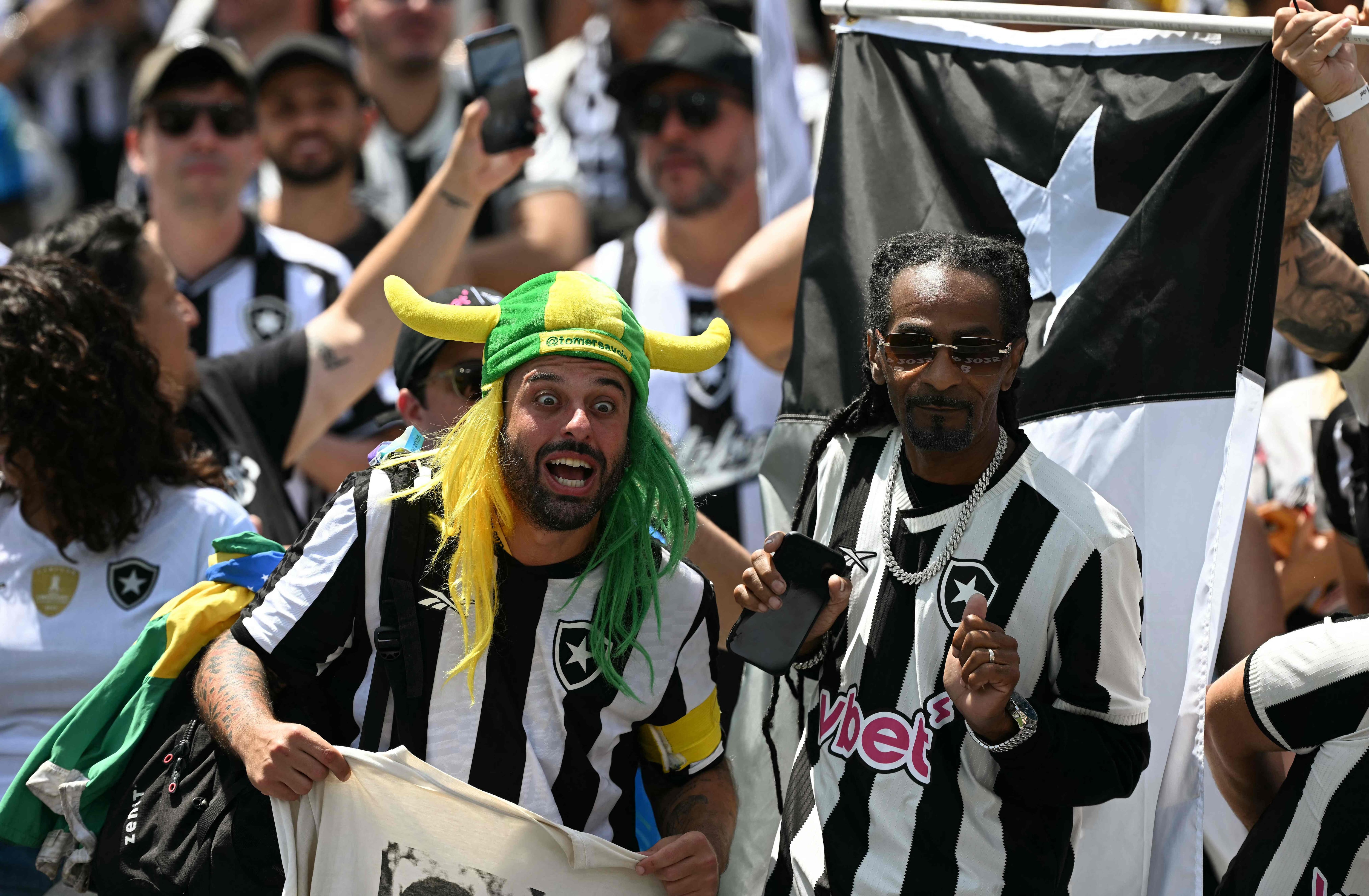 Snoop Dogg es un hincha más del Botafogo y lo demuestra en el estadio