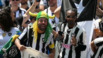 Botafogo fans cheer ahead of the FIFA Club World Cup 2025 Group B football match between Spain's Atletico de Madrid and Brazil's Botafogo at the Rose Bowl stadium in Los Angeles on June 23, 2025. (Photo by YURI CORTEZ / AFP)
