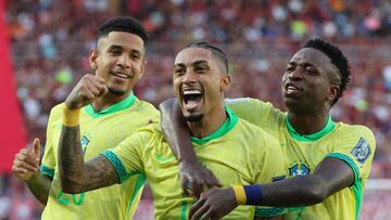 AMDEP9689. MATURÍN (VENEZUELA), 12/11/2024.- Raphinha (c), Vinícius Jr. (d), y Savinho (i) de Brasil celebran un gol ante Venezuela, este jueves durante un partido de las eliminatorias sudamericanas al Mundial de Fútbol 2026, en el estadio Monumental, en Maturín (Venezuela). EFE/ Miguel Gutiérrez