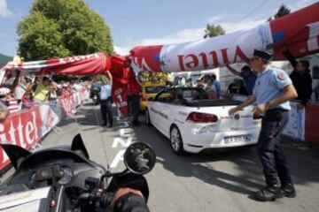 El arco hinchable que marca el inicio del kilómetro final cedió e impidió el paso al pelotón principal. Adam Yates se fue al suelo. 