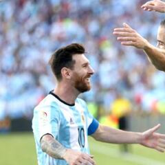 Higuaín defiende a Messi: "Si con el mejor del mundo no te entendés, el problema es tuyo"