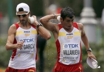 Los atletas españoles Jesús Ángel García Bragado (i), y Claudio Villanueva, durante la prueba de los 50km marcha de los Mundiales de Atletismo Moscú 2013 que se celebran en el Estadio Olímpico Luzhnikí