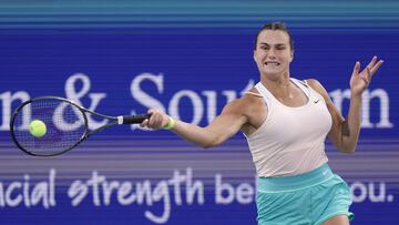 Aryna Sabalenka resta ante Ons Jabeur en Cincinnati.