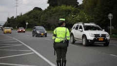 Policía de tránsito vigilando el cumplimiento del pico y placa en las vías.