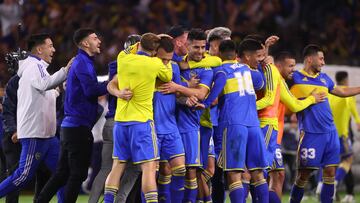 AMDEP6389. BUENOS AIRES (ARGENTINA), 11/09/2022.- Jugadores de Boca celebran hoy, al final de un partido de la primera división argentina entre Boca Juniors y River Plate en el estadio La Bombonera en Buenos Aires (Argentina). EFE/ Juan Ignacio Roncoroni
