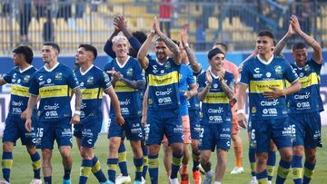 Futbol, Everton vs Huachipato.
Fecha 29, campeonato Nacional 2024.
Jugadores de Everton tras el partido de primera division contra Huachipato disputado en el estadio Sausalito de Vina del Mar, Chile.
02/11/2024
Sebastian Cisternas/Photosport
Football, Everton vs Huachipato.
29th turn, 2024 National Championship.
Everton’s players after the first division match against Huachipato at the Sausalito stadium in Vina del Mar, Chile.
02/11/2024
Sebastian Cisternas/Photosport