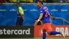 Roger Mart&iacute;nez celebrando un gol con Colombia ante Argentina por Copa Am&eacute;rica.