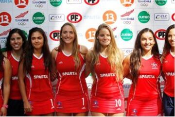 La selección chilena femenina de hockey presentó su nueva indumentaria, con la presencia del técnico Cachito Vigil y algunas de sus figuras.